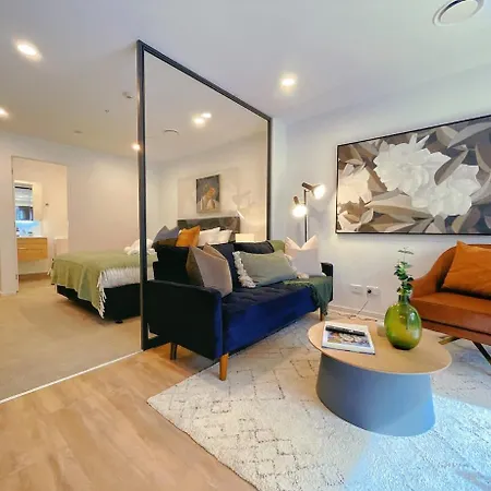 Tree-Lined Parkside Holiday Studio With Pool & Gym
